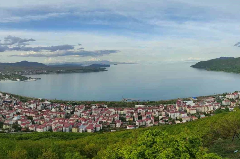 Van Gölü’nde çekilme ve kirlilik alarmı: "Önlem alınmazsa ekosistem tehdit altında" 