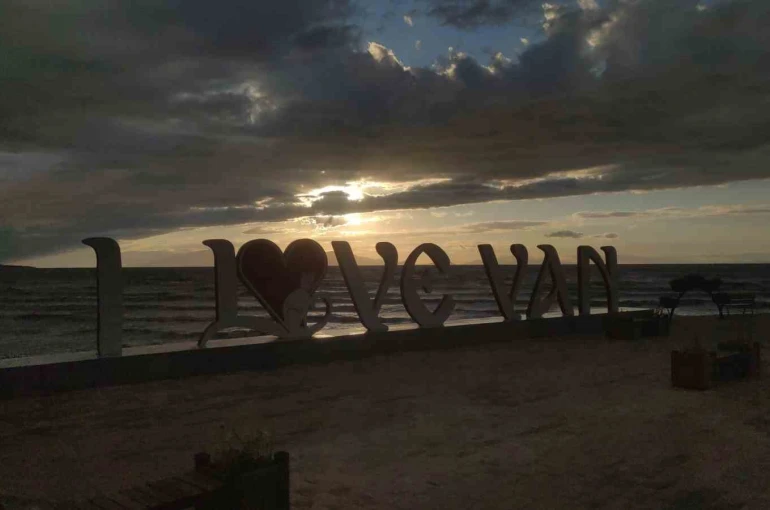 Van Gölü’nde dalgalar coştu 