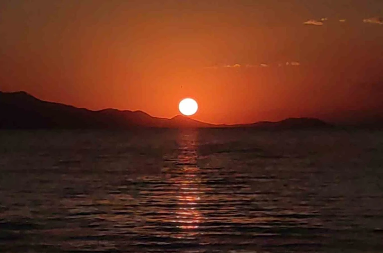 Van Gölü’nde gün batımı kartpostallık manzaralar oluşturdu