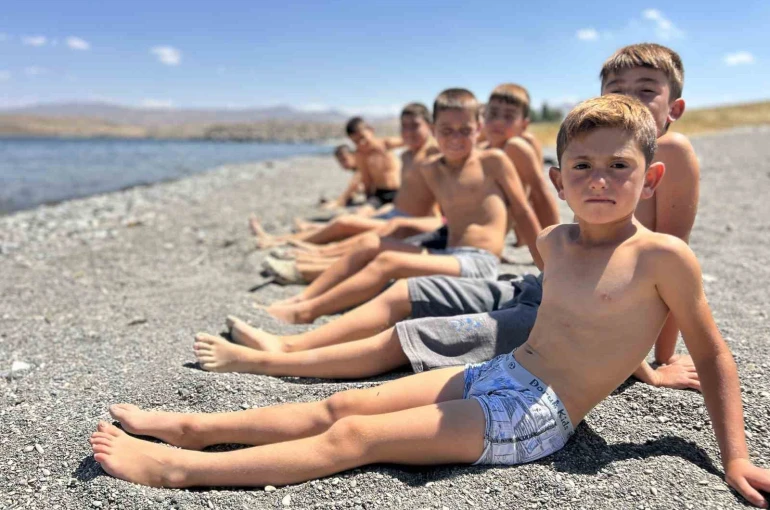 Van Gölü’nde yaz klasiği: Çocukların saçları sarardı 
