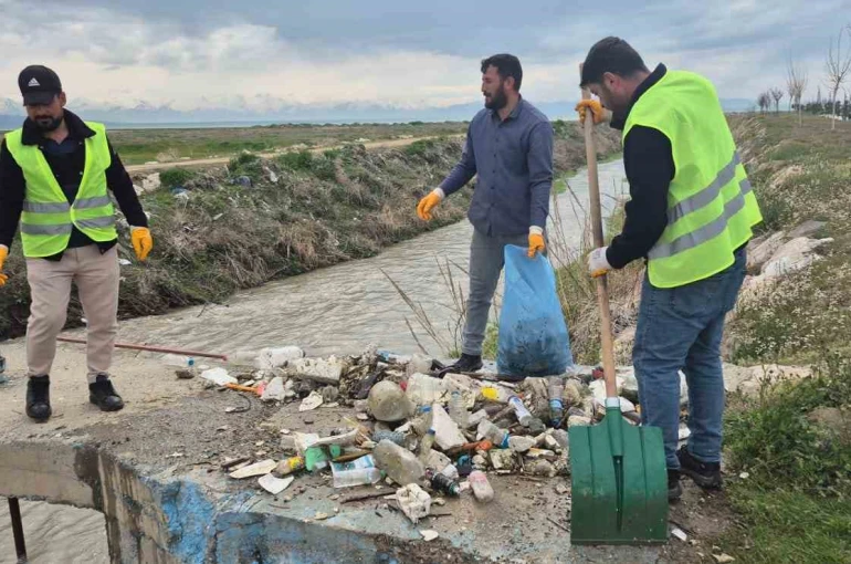 Van Gölü’nün sessiz kahramanları için yol temizliği 
