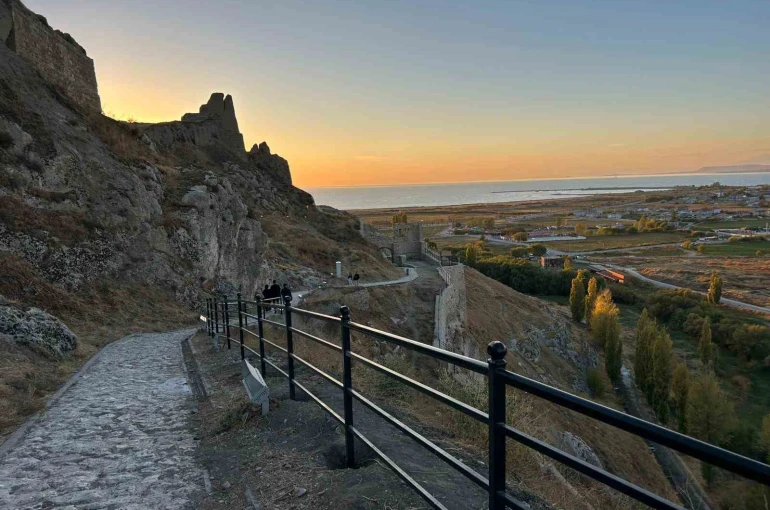 Van Kalesi’nin surlarına korkuluk yapıldı 