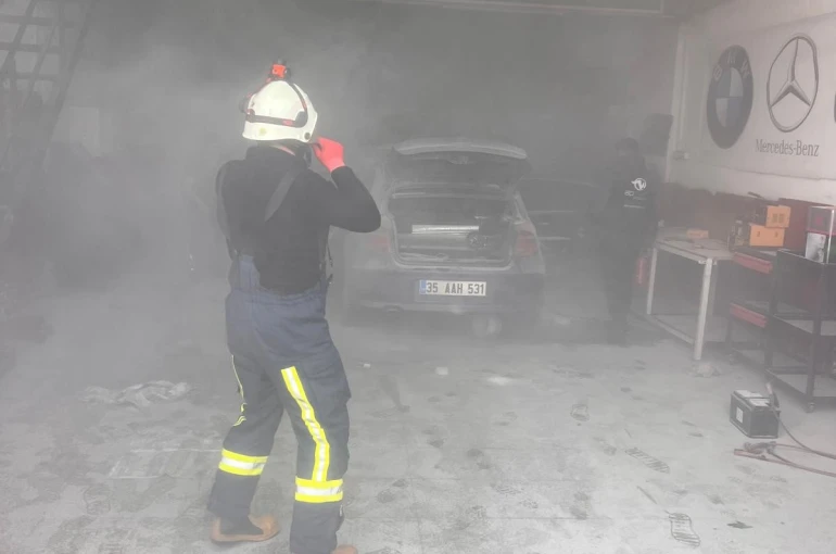 Van oto sanayisinde otomobil yangını 