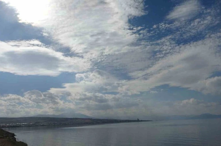 Van semalarında bulut ve ışık şöleni: Gündüz bulutların dansı, akşam büyülü manzaralar 