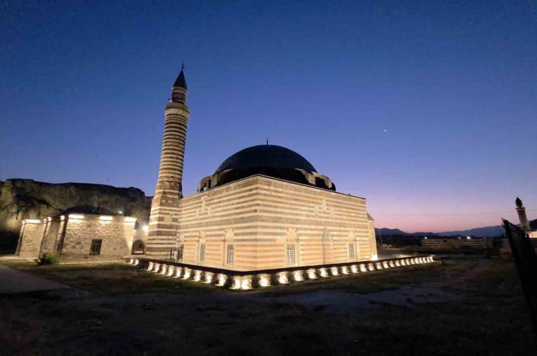 Van semalarında hilal Ay ve Mars, tarihi camilerle aynı karede 