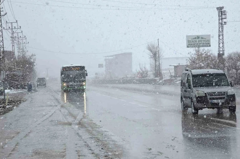 Van’da 11 yerleşim yerinin yolu ulaşıma kapandı 