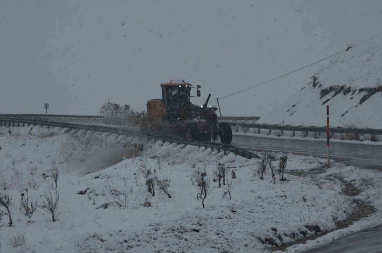 Van’da 21 yerleşim yerinin yolu ulaşıma kapandı 