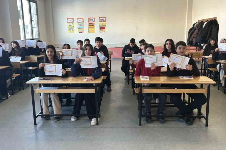 Van’da 275 bin 363 öğrenci karne heyecanı yaşadı 