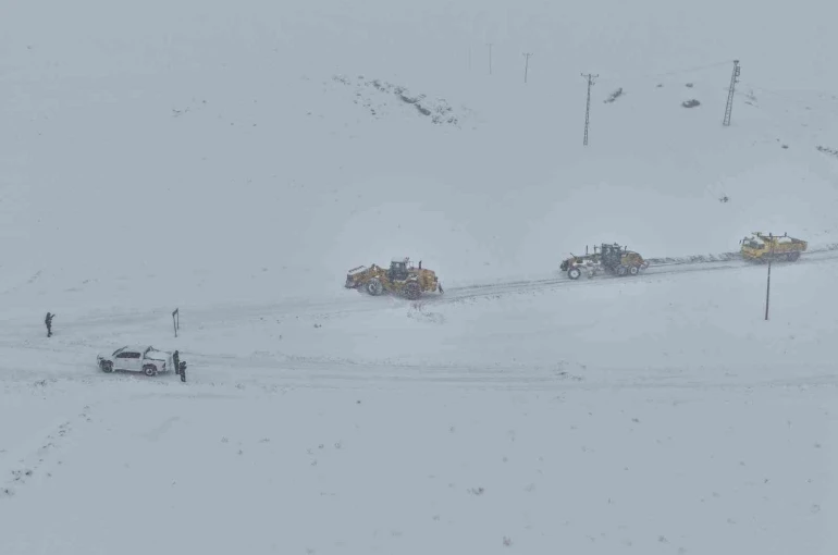 Van’da 363 yerleşim yerinin yolu kapandı 