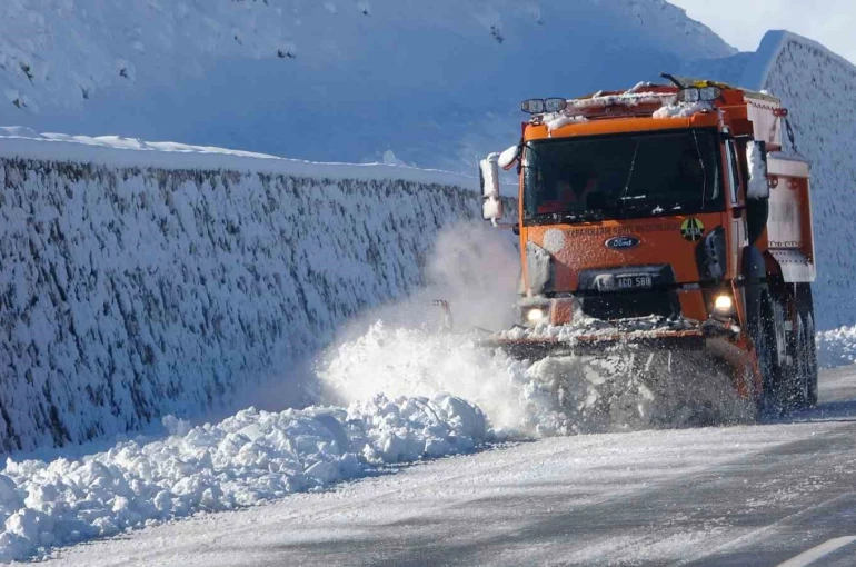 Van’da 390 yerleşim yerinin yolu kardan kapandı 