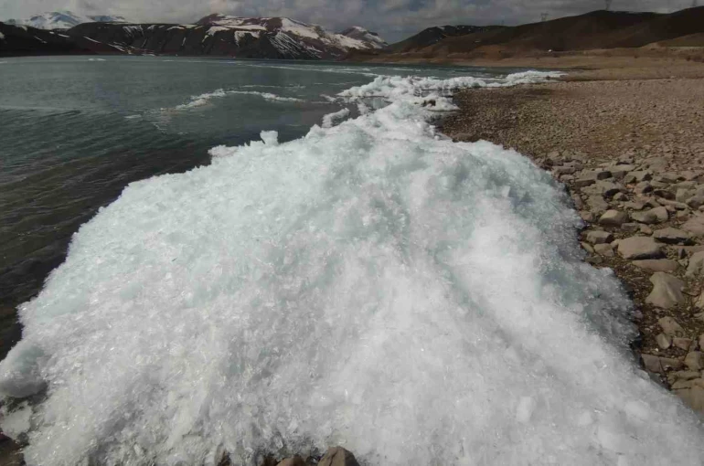 Van’da baraj gölünde donan dalgalar görsel şölen sundu 
