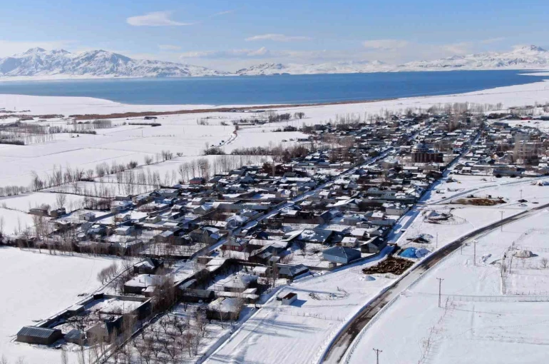 Van’da beyaz esaret görsel şölene dönüştü: Yerleşim yerleri beyaz gelinliğini giydi 