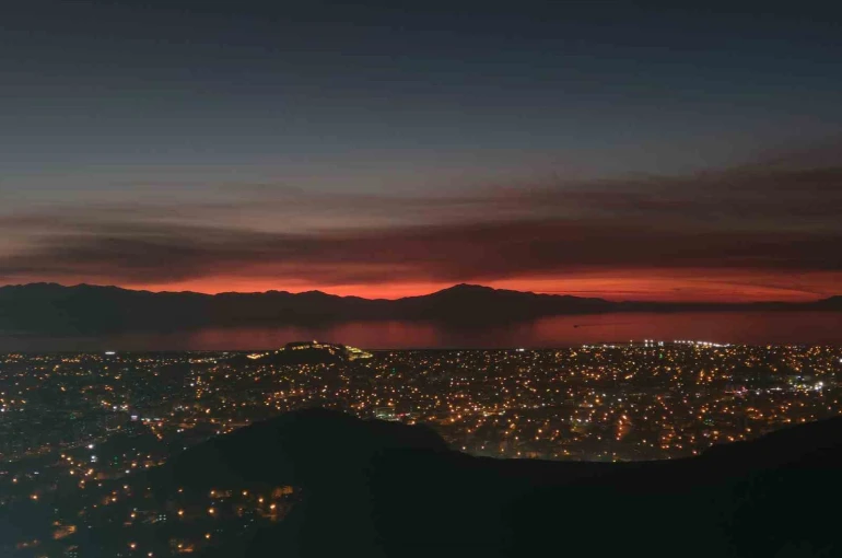 Van’da büyüleyici günbatımı: Gökyüzü kızıla boyandı, kartpostallık manzaralar ortaya çıktı 