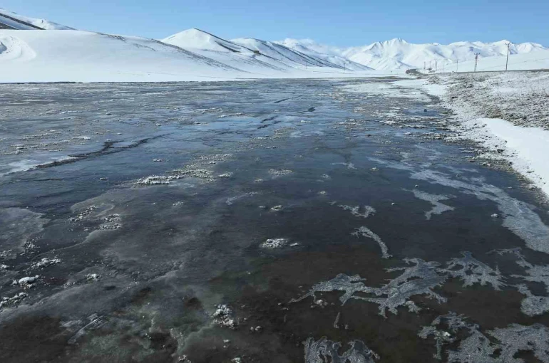 Van’da dondurucu soğuklar: Kar yağışı sonrası dereler buz tuttu 