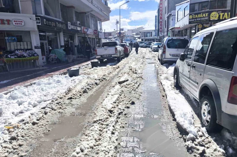 Van’da esnaf ve vatandaşlardan "altyapı ve temizlik" tepkisi 
