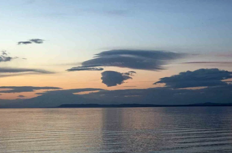 Van’da eşsiz manzara: Gökyüzündeki insan silüeti gölle bütünleşti 