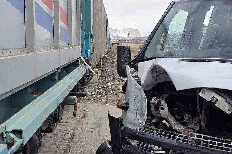 Van’da faciadan dönüldü: Tren ile okul servisi çarpıştı 
