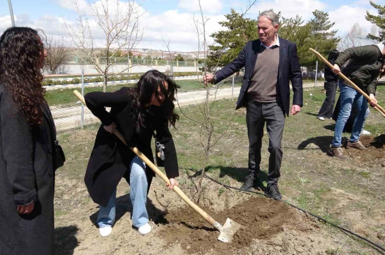 Van’da geleceğin diplomatları toprakla bağ kurdu 