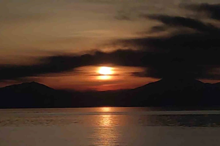 Van’da gökyüzü nöbet değişimi: Güneş çekildi, ay sahneye çıktı 