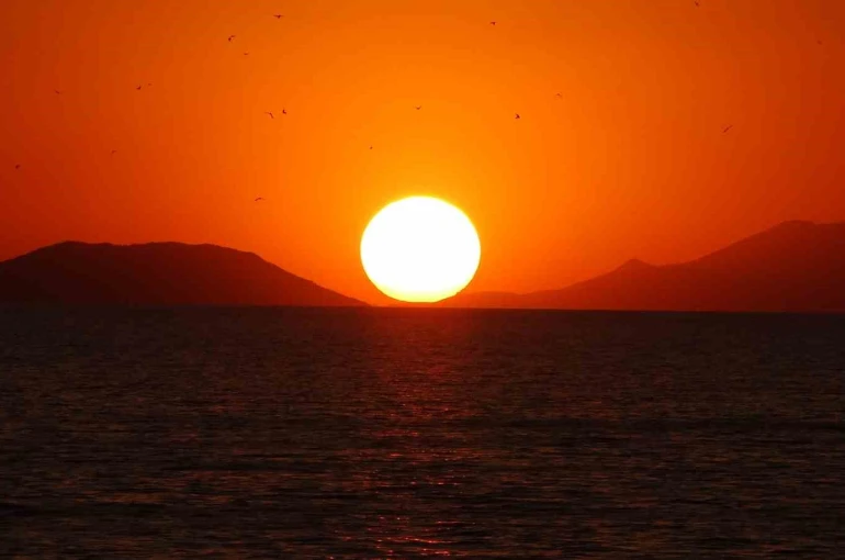 Van’da gün batımı ve ayın doğuşu mest etti 