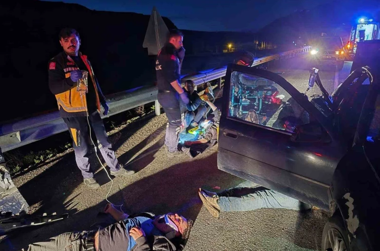 Van’da kaçak göçmenleri taşıyan otomobil kaza yaptı: 7 yaralı 