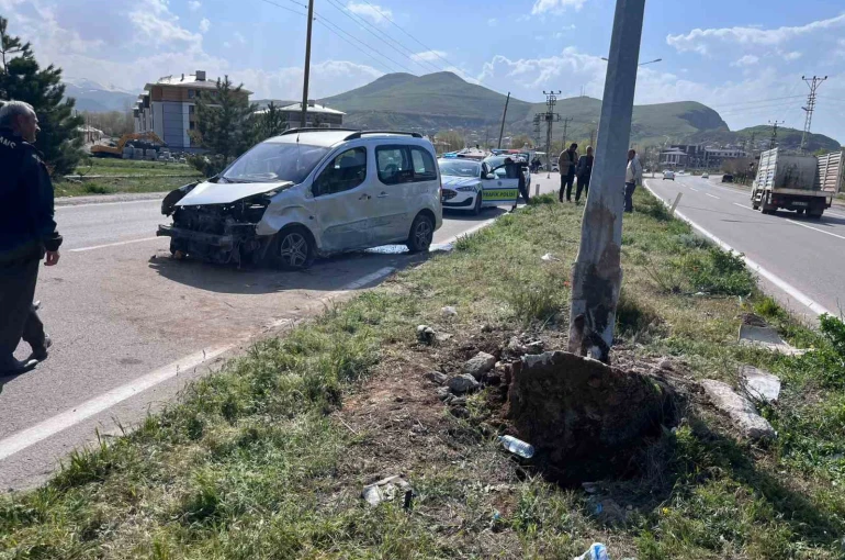 Van’da kamyonet aydınlatma direğine çarptı: 4 yaralı 