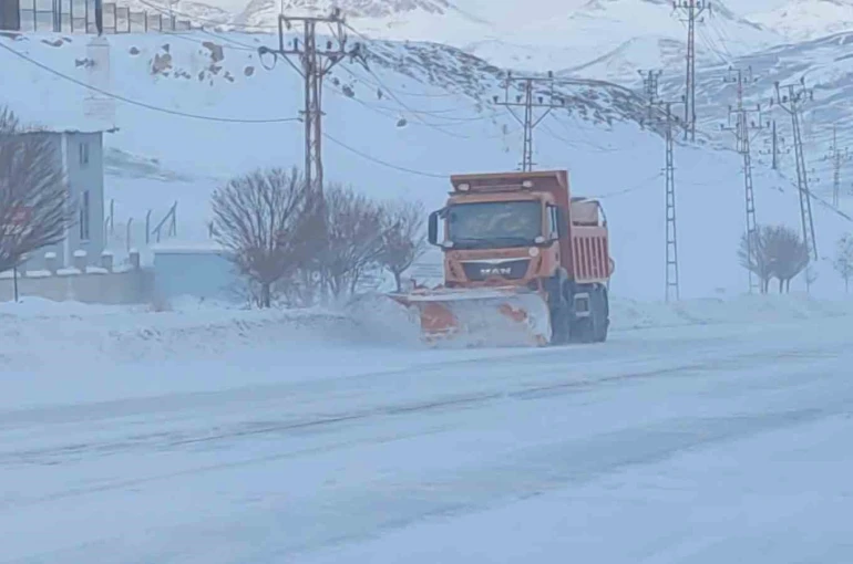 Van’da kar esareti: 594 yerleşim yolu kapandı, eğitime kar engeli 
