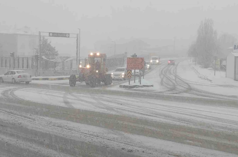 Van’da kar yağışı trafiği olumsuz etkiledi: Maddi hasarlı kazalar meydana geldi 