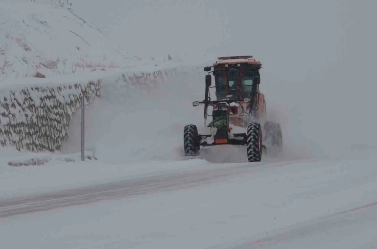 Van’da kardan dolayı kapanan 287 yoldan 89’u açıldı 