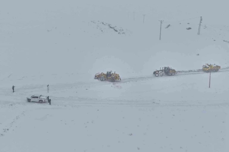Van’da kardan dolayı kapanan 569 yolun 506’sı açıldı 