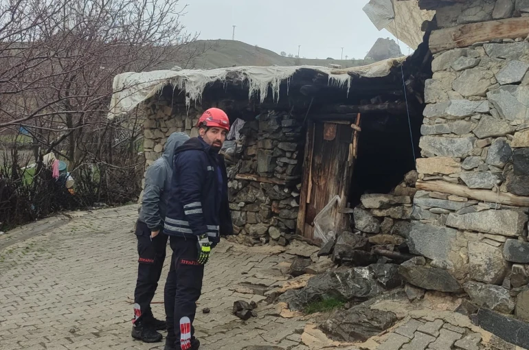 Van’da kümes ve tandır olarak kullanılan yapı çöktü 