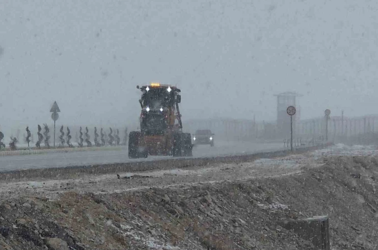 Van’da nisan karı: 93 yerleşim yerinin yolu kapandı, İzmir uçağı inemedi 