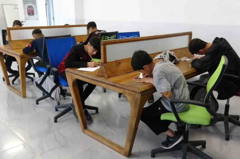 Van’da öğrenciler ara tatilde hem öğrendi hem yarıştı 