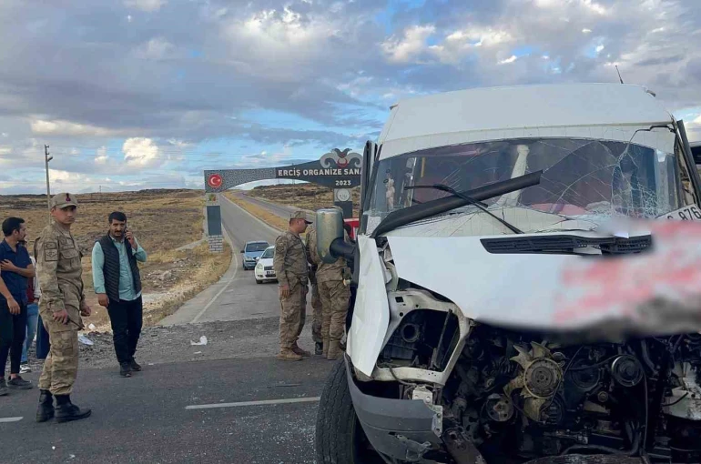 Van’da okul servisiyle tır çarpıştı: 15 yaralı