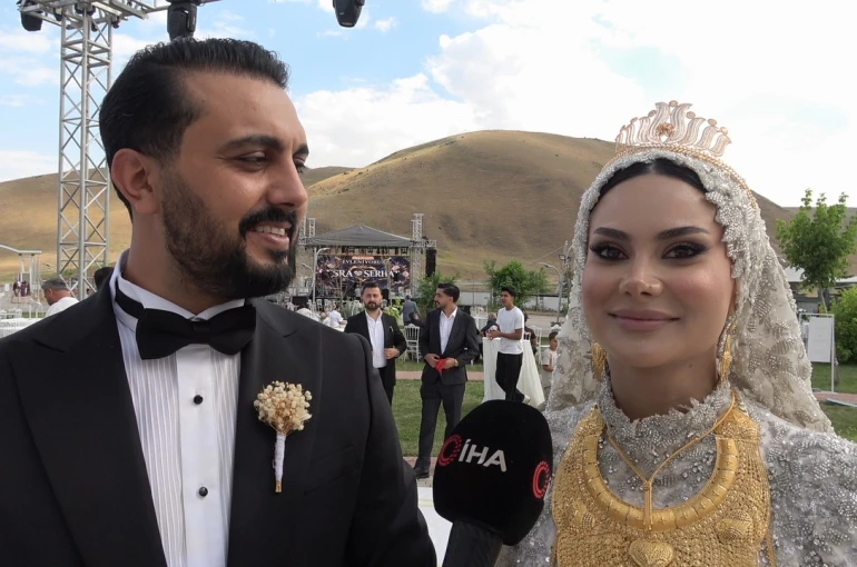 Van’da paraların havada uçuştuğu düğün: Damada yaklaşık 20 milyon TL, geline kilolarca altın takıldı