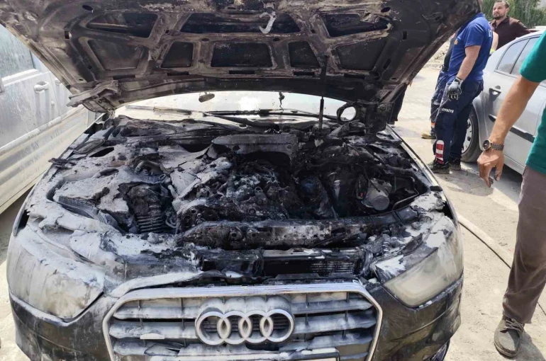 Van’da park halindeki otomobilin motoru yandı 