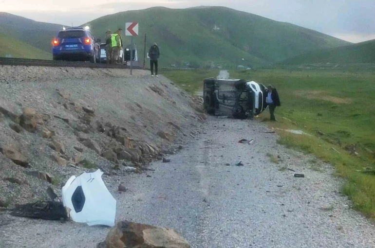 Van’da şarampole yuvarlanan kamyonetin sürücüsü yaralandı 