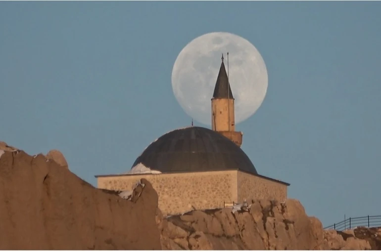 Van’da tarih ile dolunayın buluşması görsel şölen sundu