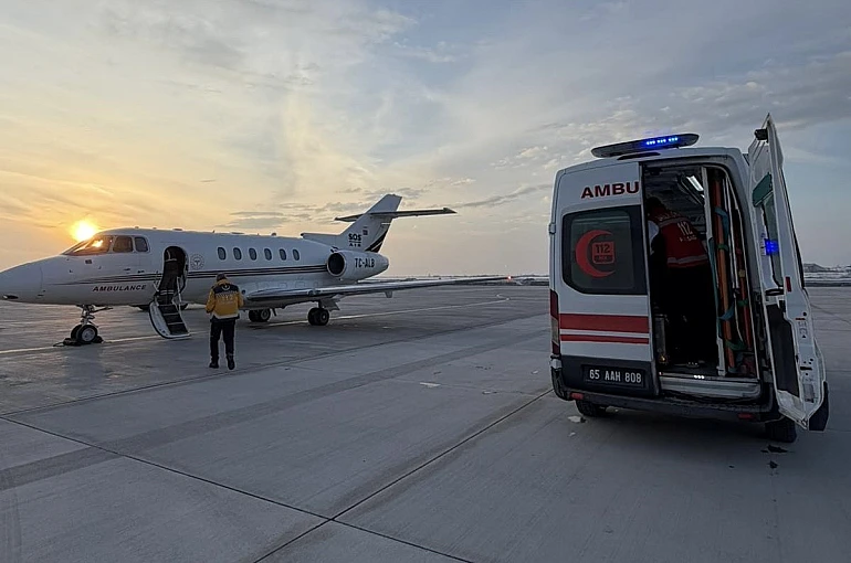 Van’da uçak ambulans bebek hastalar için havalandı 
