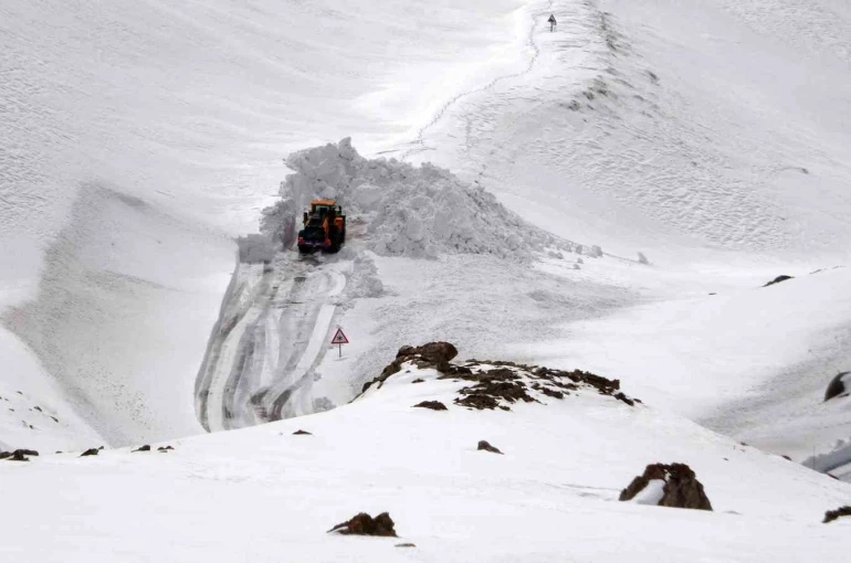 Van’da yoğun kar yağışı ve eğimli alanlar çığ riskini artırıyor 