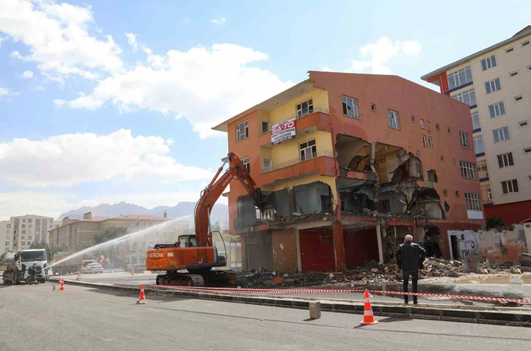 Van’da yol genişletme çalışmaları için 4 katlı bina yıktırıldı
