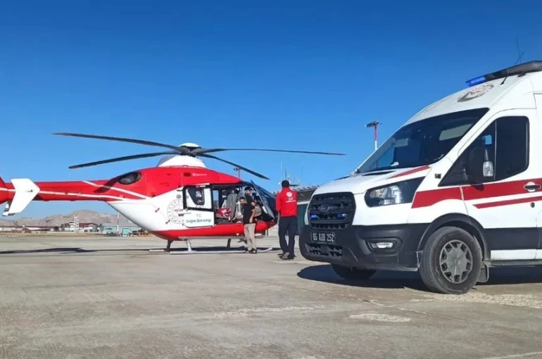 Van’daki kalp hastası bebek ambulans uçakla İstanbul’a sevk edildi 
