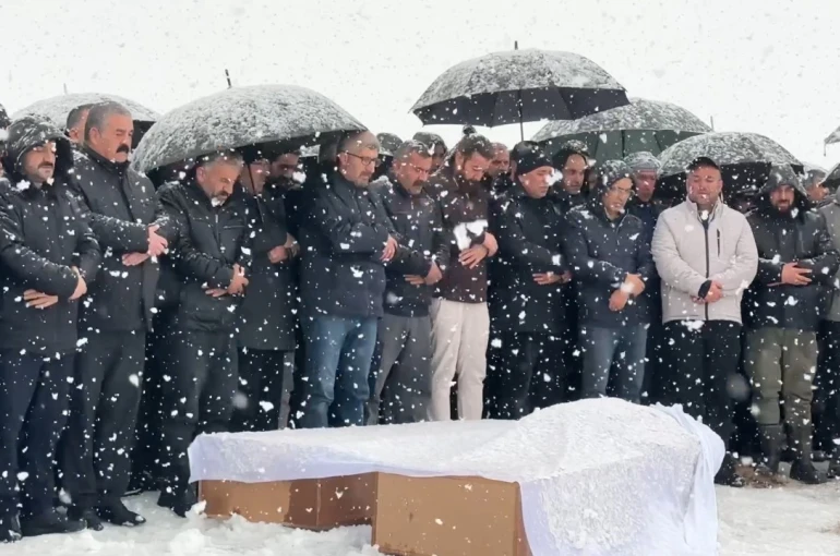 Van’daki kazada hayatını kaybeden aile yan yana defnedildi 