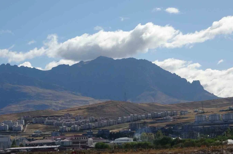 Van’ı çevreleyen dağlarda bulut şöleni