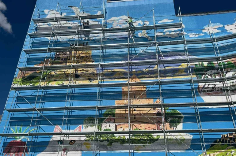 Van’ın tarihi ve doğal güzellikleri dev duvar resimlerine yansıdı