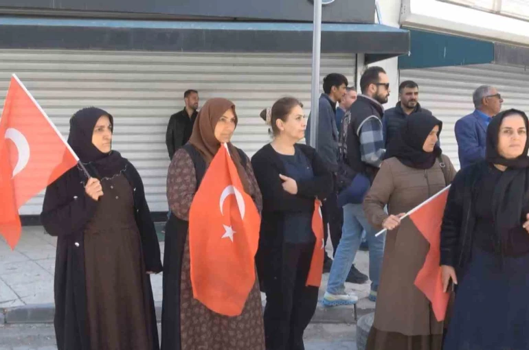 Vanlı annelerin evlat nöbeti devam ediyor 