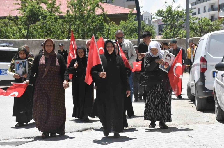 Vanlı annelerin evlat nöbeti devam ediyor 