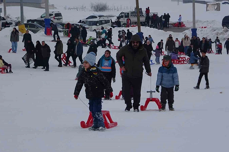 Vanlı çocuklar, yarıyıl tatilinin son günlerini kayak merkezinde geçirdi 