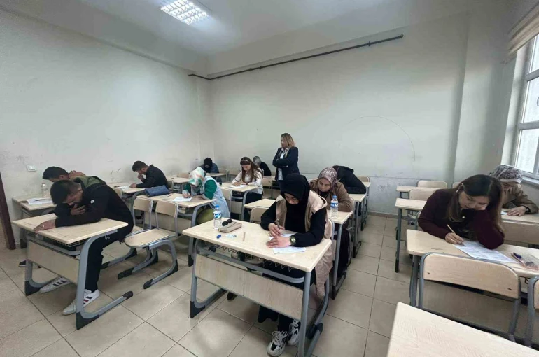 Vanlı öğrenciler ve yetişkinler kitap okuma yarışmasında buluştu 