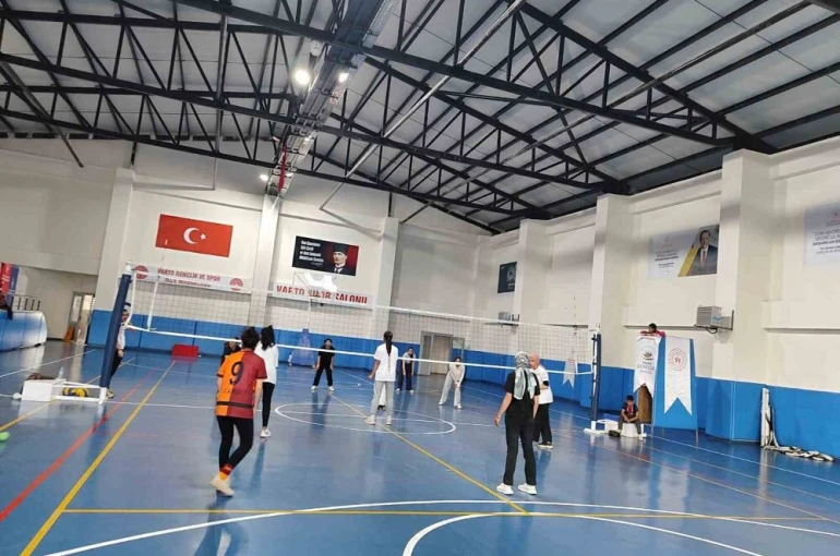 Varto Spor Salonu’nda voleybol antrenmanları devam ediyor